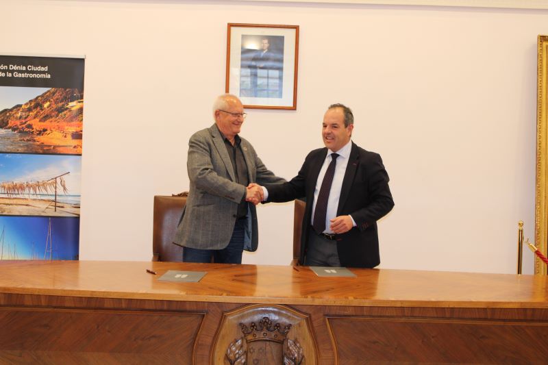 La Cámara de Comercio de Alicante sella su alianza con el Dénia Festival de les Humanitats y...
