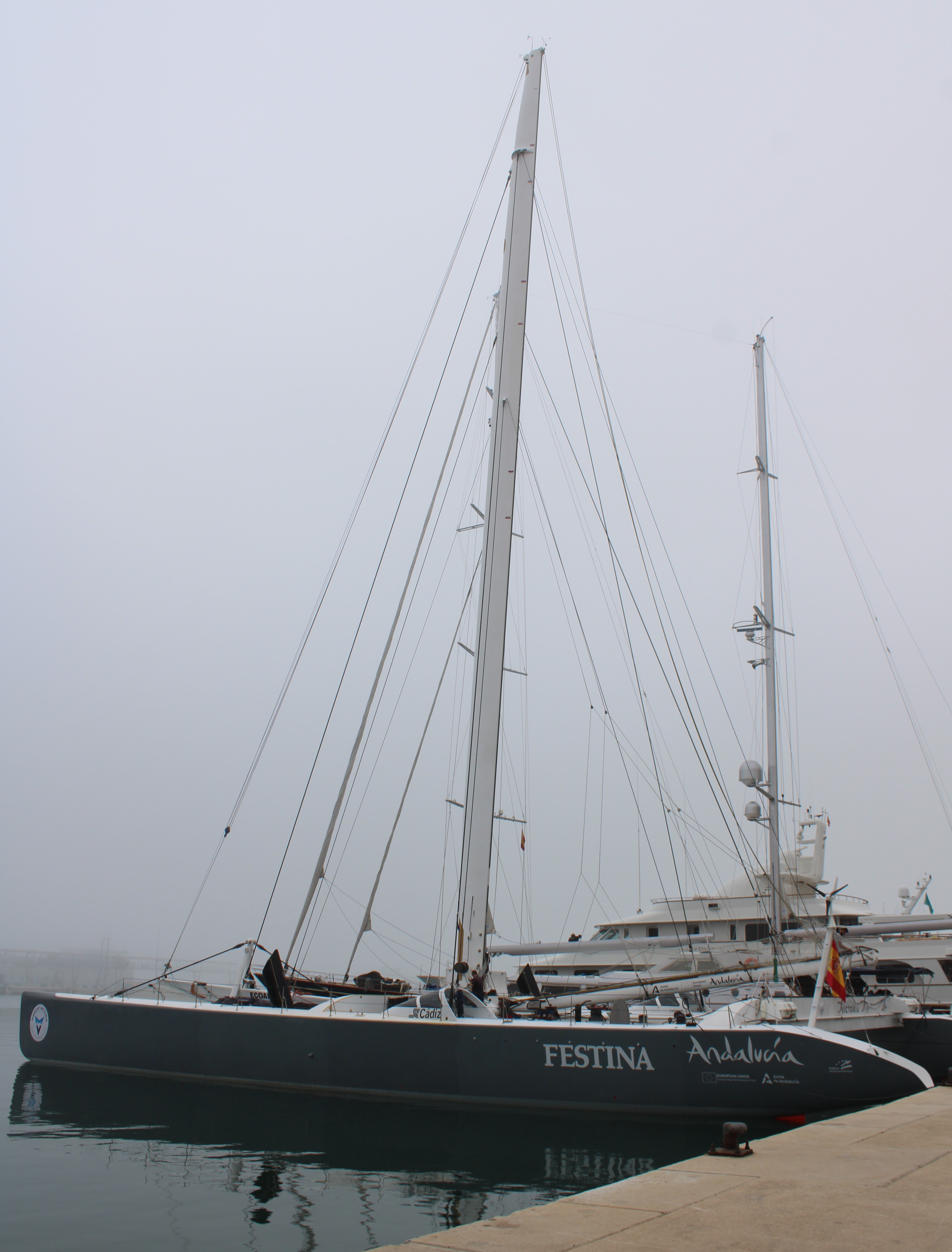 El alcalde Dénia ha visitado el barco “Victoria” del navegante Alex Pella