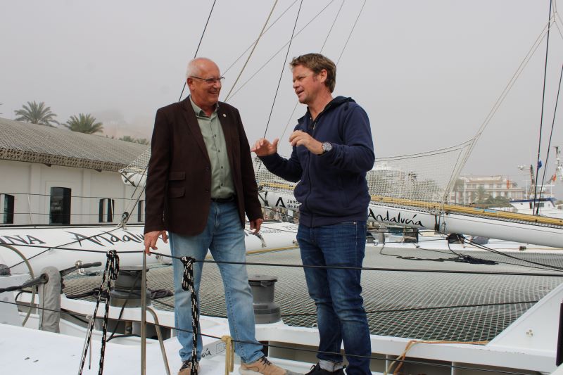 El alcalde Dénia ha visitado el barco “Victoria” del navegante Alex Pella