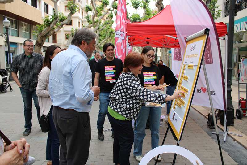 Música i jocs de carrer per a animar a la població a parlar en valencià