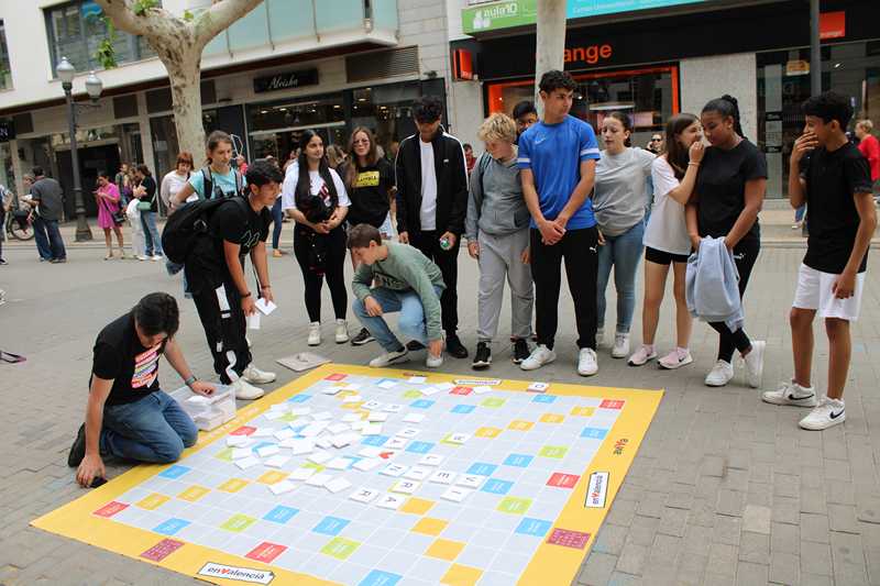 Música i jocs de carrer per a animar a la població a parlar en valencià