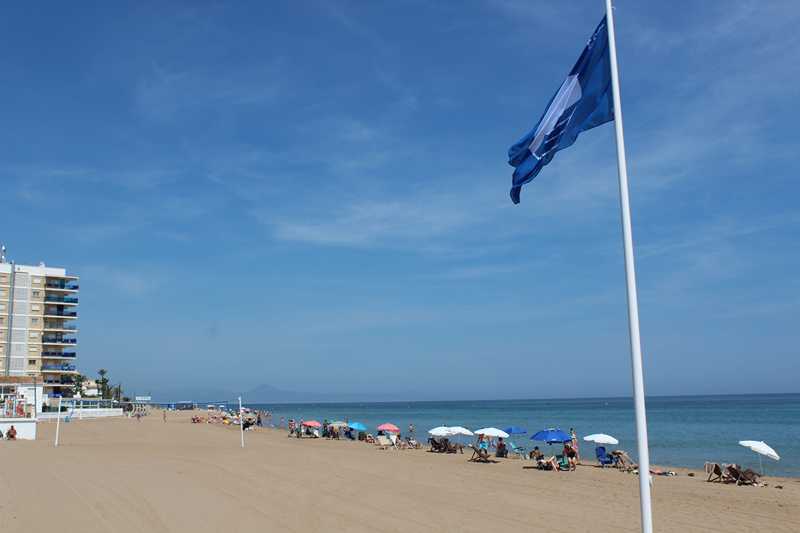 Dénia recupera la bandera azul de Deveses y suma seis playas con distintivo