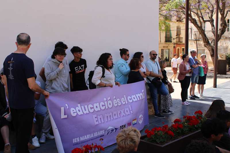 Pancarta desplegada por el IES Maria Ibars