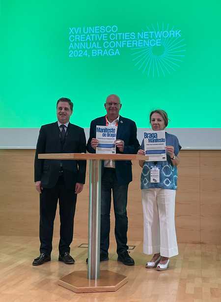  El alcalde de Dénia, Vicent Grimalt, tras firmar el Manifiesto de Braga 