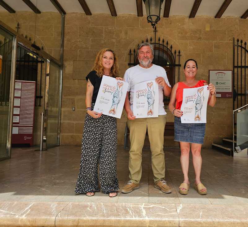  El concejal Rafa Carrió con la presidenta de la FEMMICC y la diseñadora del cartel, Adela Marzá 