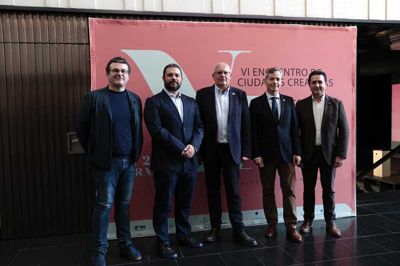 Els representants de Dénia amb els alcaldes de Burgos, Manises i Llíria