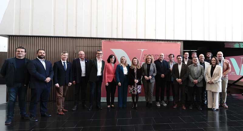 Representants institucionals amb la secretària de la Xarxa mundial de Ciutats Creatives de l...