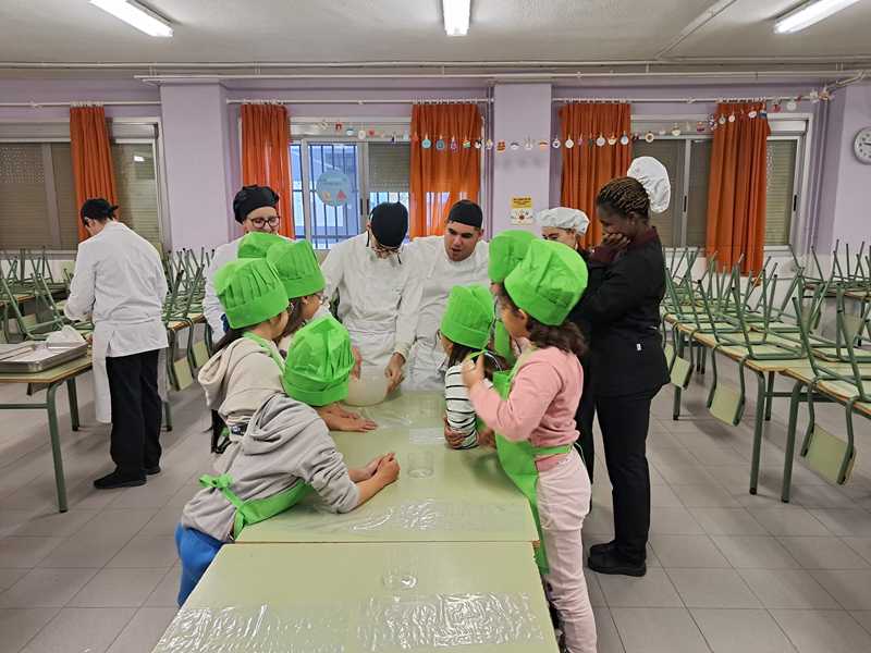 Los talleres de cocina y pastelería tradicional del proyecto “Raíces culinarias” impulsan la...
