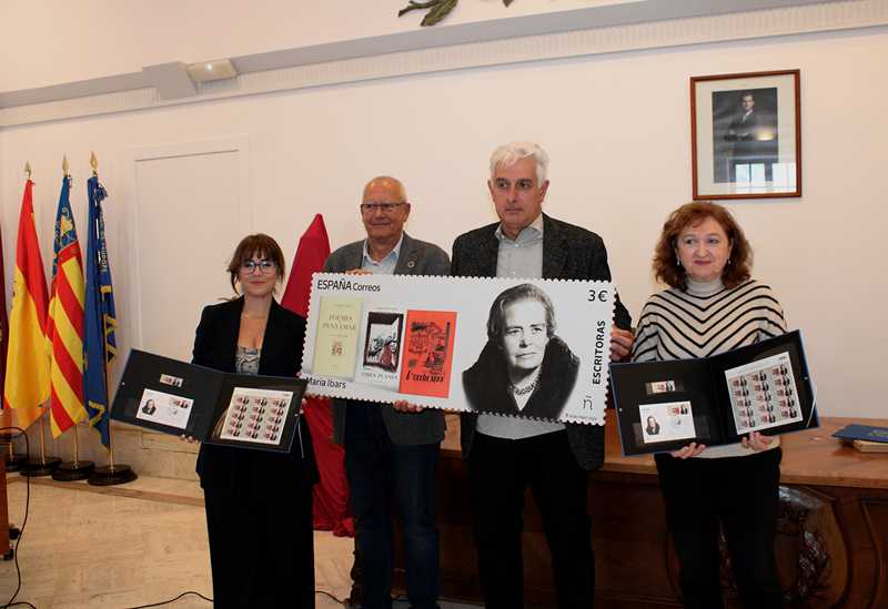 El sello que Correos dedica a la escritora Maria Ibars se presenta oficialmente en el Ajunta...