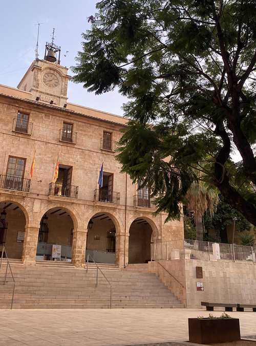 El pressupost de l'Ajuntament de Dénia per a 2025 s'incrementa un 8% i arriba als 80...