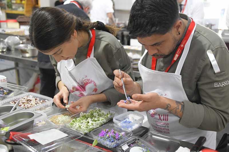 Ana Lázaro, del restaurante Barro, de Ávila, preparando el plato ganador