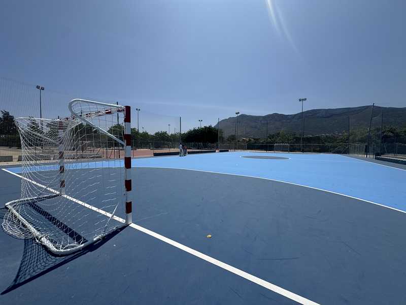  Dénia estrena la segunda pista de fútbol renovada y una cancha de baloncesto 3x3 de uso libre en Madrigueres 