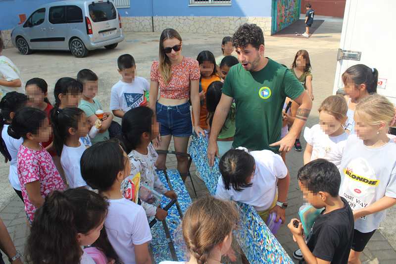 Nuevos bancos creados con tapones reciclados para los colegios de Dénia