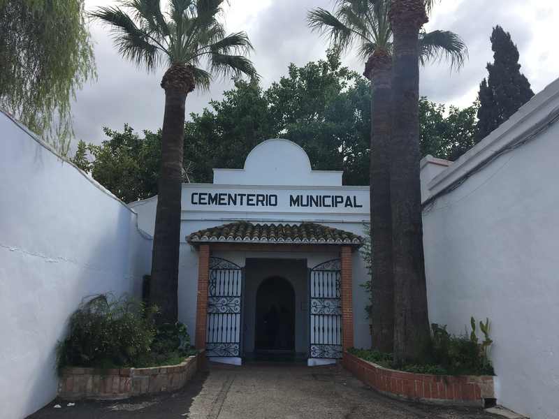 El Ajuntament de Dénia repara el pavimento del acceso histórico al cementerio