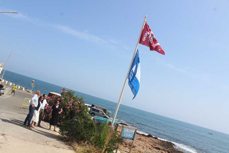 Dénia hissa la sèptima bandera blava del municipi a la platja de la Punta Negra