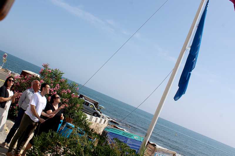 Dénia hissa la sèptima bandera blava del municipi a la platja de la Punta Negra