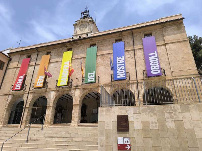 
Dénia fa bandera de l'Orgull i reivindica els drets de les persones LGTBI+
