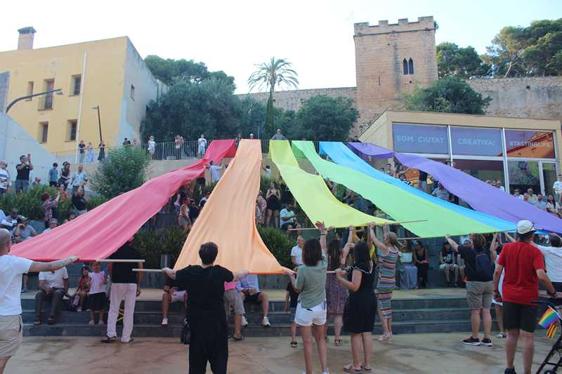 Dénia despliega con orgullo la bandera LGTBI+