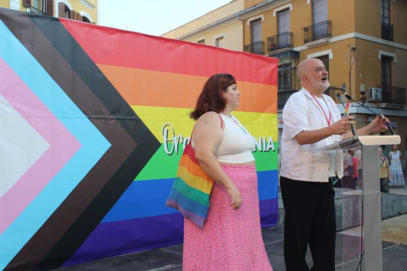 Dénia despliega con orgullo la bandera LGTBI+
