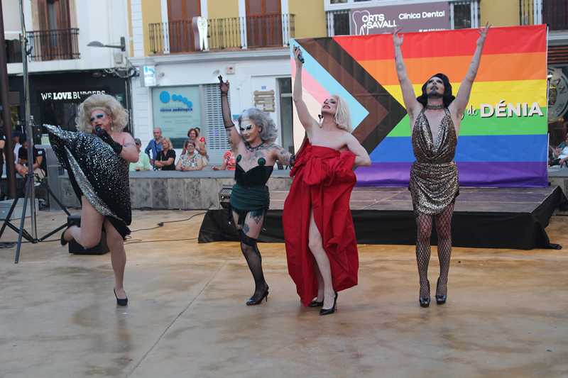 Dénia despliega con orgullo la bandera LGTBI+