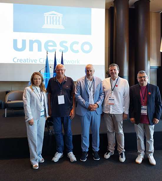 Los representantes de Dénia con la secretaria de la Red de Ciudades Creativas UNESCO