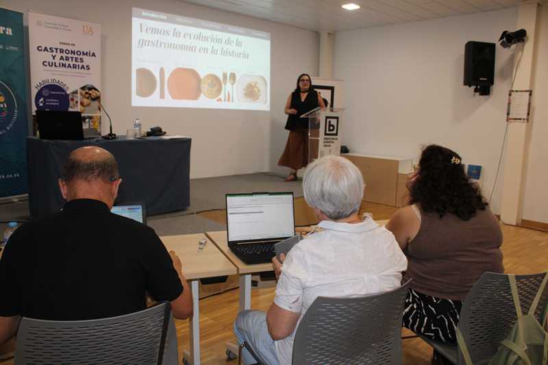 Tres alumnes de Gastronomia i Arts Culinàries de la Universitat d'Alacant defenen els se...