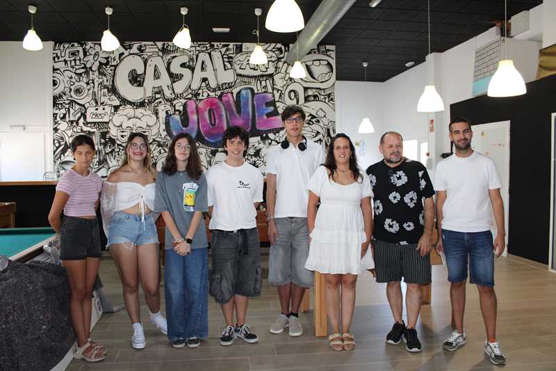  El concejal Valen Alcalà con personal técnico de Juventud y los corresponsales jóvenes 