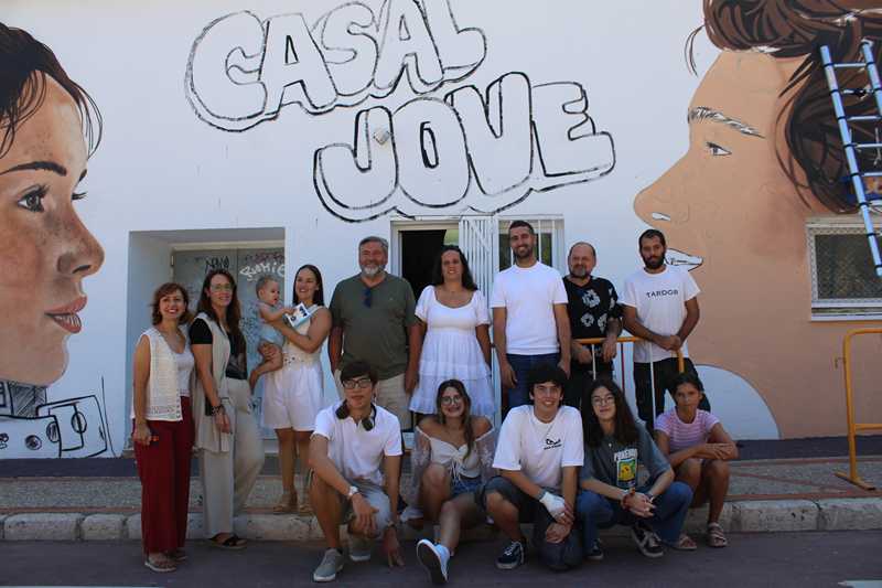 El mural de la entada al Casal Jove es obra de Tardor Roselló