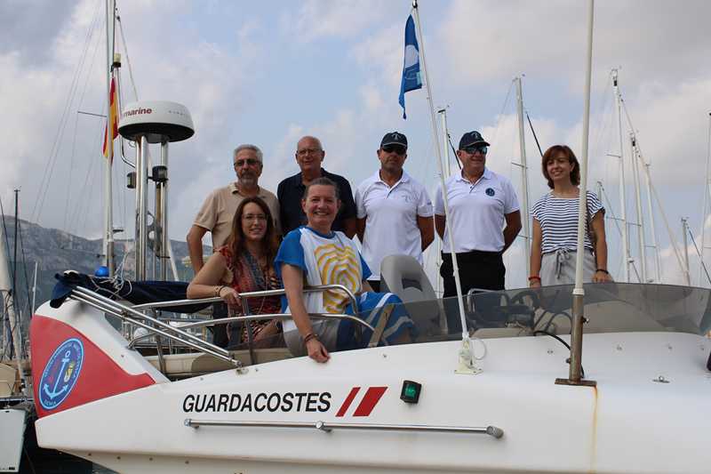 El gallardete Bandera Azul ya ondea en la embarcación del servicio de guardacostas de la res...