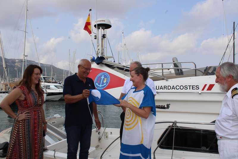  El gallardete Bandera Azul ya ondea en la embarcación del servicio de guardacostas de la reserva natural del Cap de Sant Antoni en Dénia 