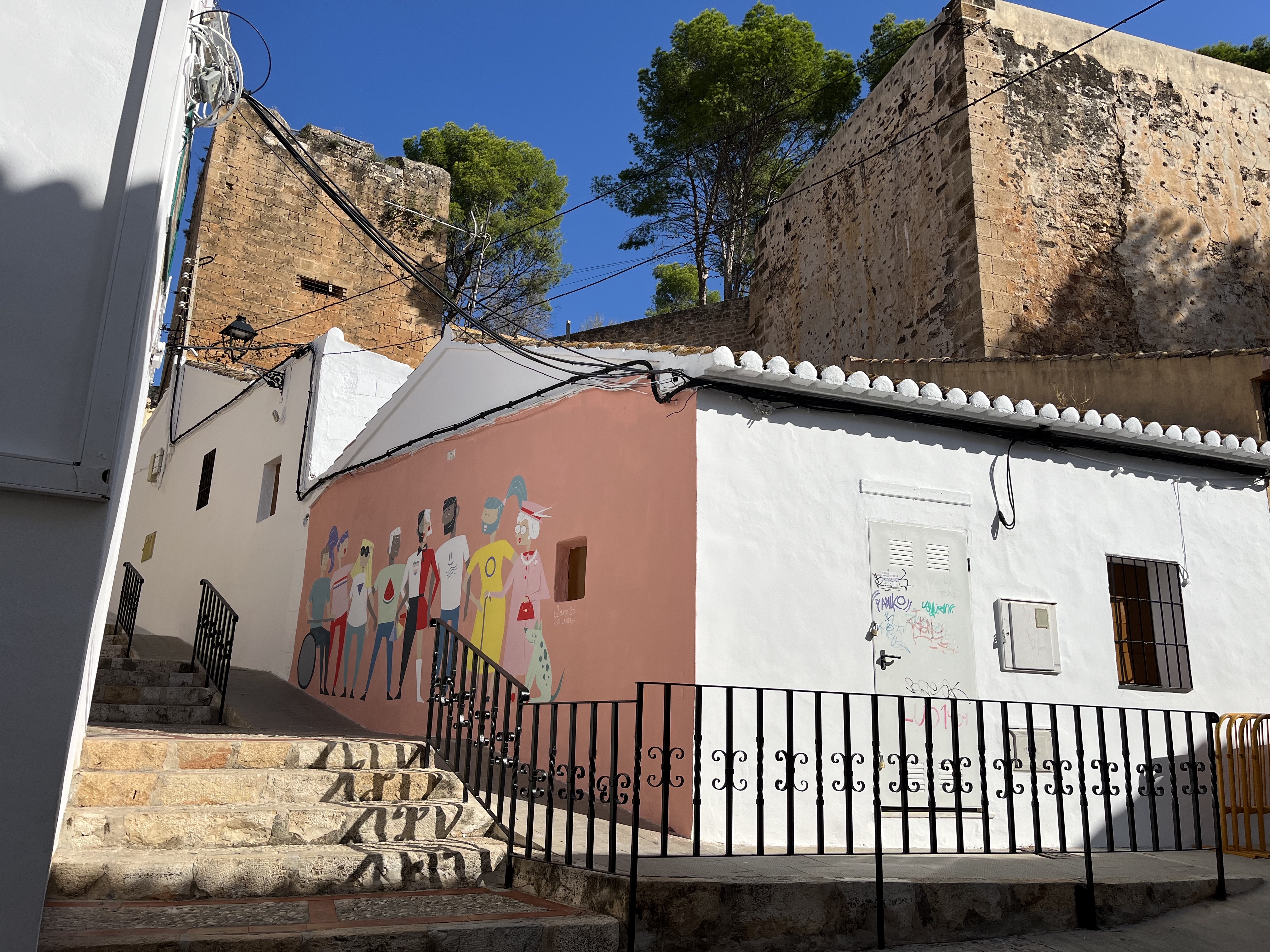  Convivencia y restauración del espacio se dan la mano en un nuevo mural por la diversidad a los pies del Castell de Dénia 