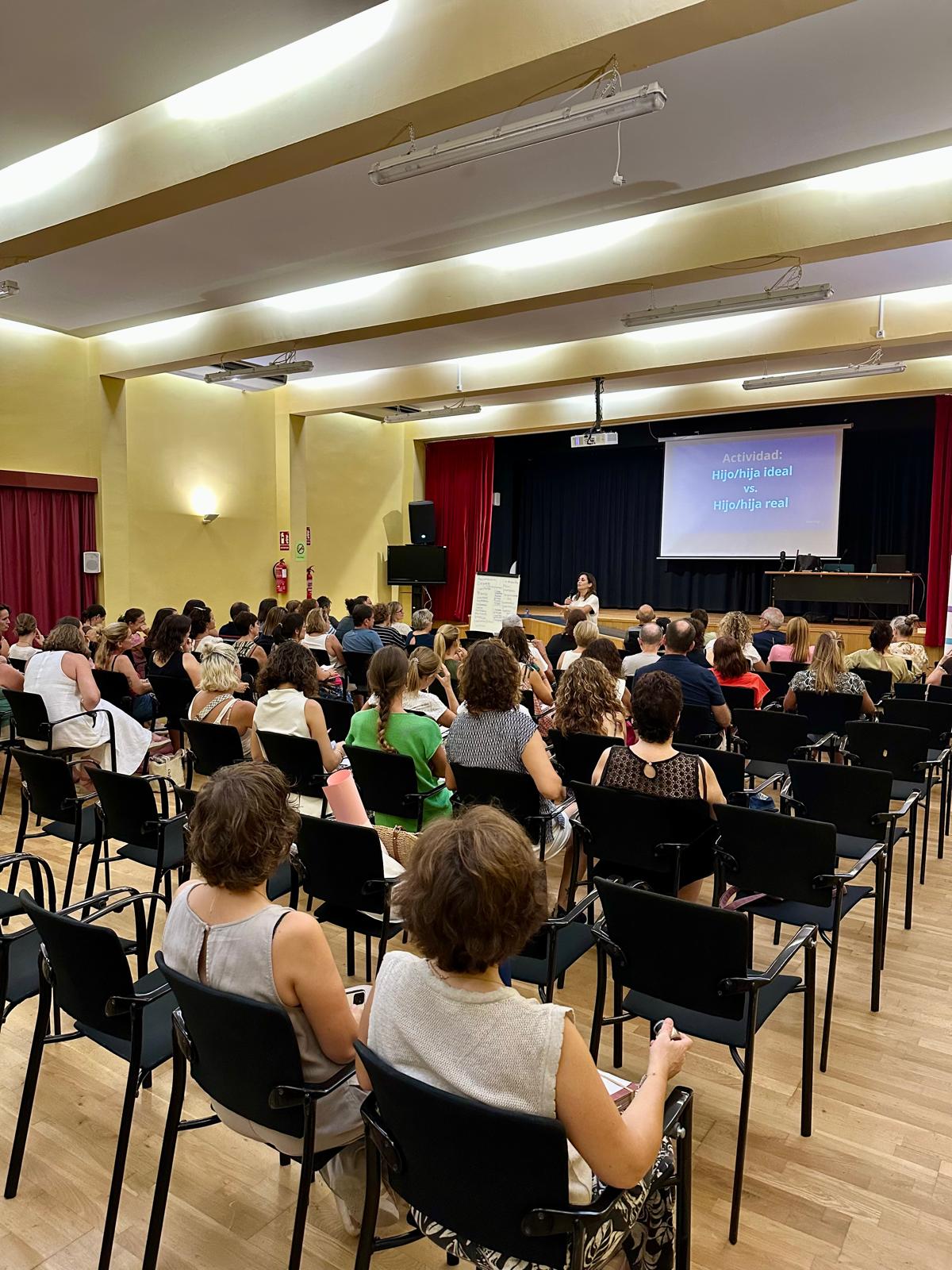  Medio centenar de personas por sesión han participado en la décima edición de la escuela de familias 'Educando en el presente' 