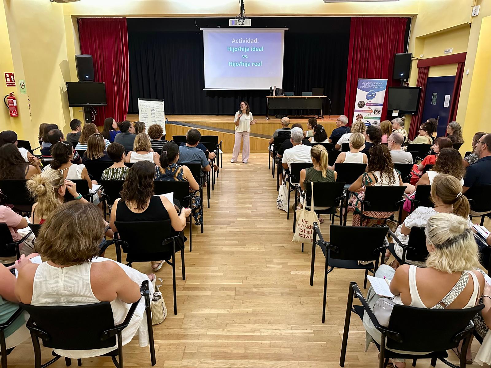  Medio centenar de personas por sesión han participado en la décima edición de la escuela de familias 'Educando en el presente' 