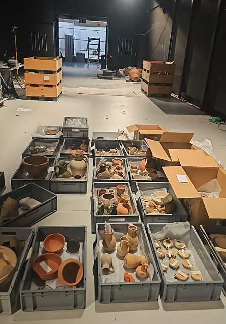  Las piezas aguardan a ocupar su lugar en la exposición 