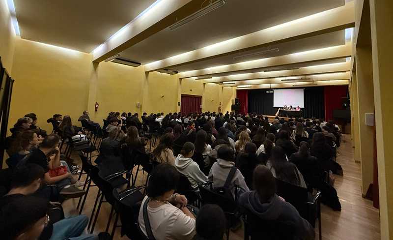  Juventud y Normalización refuerzan el LlenguaFest con un taller para alumnado de secundaria de Dénia 