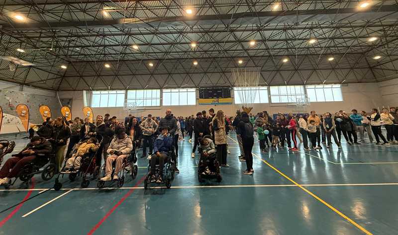 Inclusión y deporte llenan el Polideportivo de Dénia en la primera Jornada de Deporte Adapta...