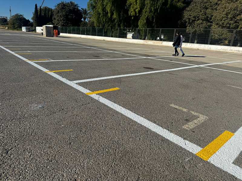 El Ajuntament de Dénia realiza trabajos de adecuación de la zona de aparcamiento y mercadill...