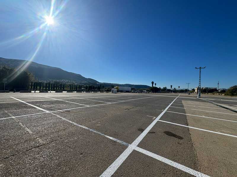El Ajuntament de Dénia realiza trabajos de adecuación de la zona de aparcamiento y mercadill...