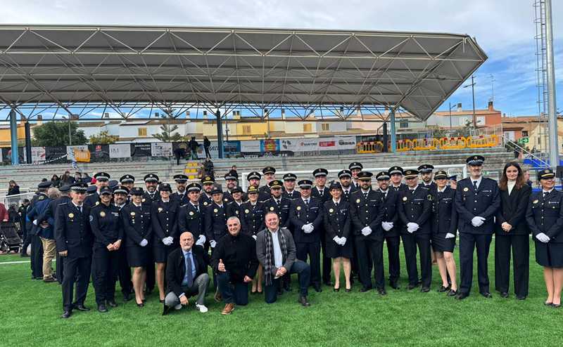 
Ochenta miembros de la Policía Local de Dénia reciben la felicitación del Ayuntamiento de ...