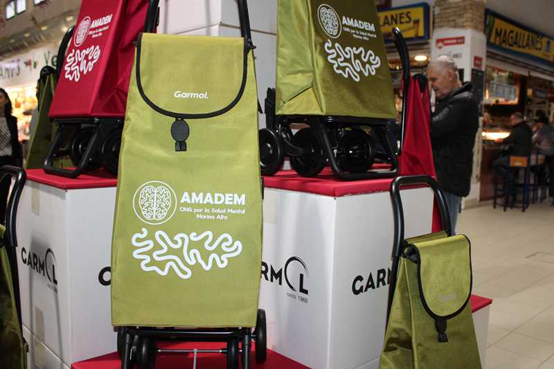  El árbol de Navidad solidario del Mercat de Dénia visibiliza este año la tarea de la asociación de salud mental AMADEM 