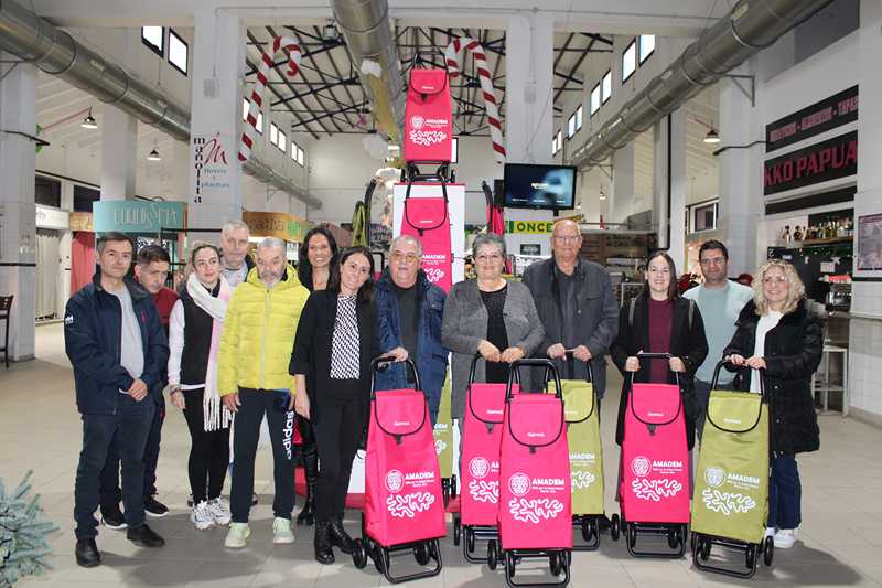 El árbol de Navidad solidario del Mercat de Dénia visibiliza este año la tarea de la asociación de salud mental AMADEM 