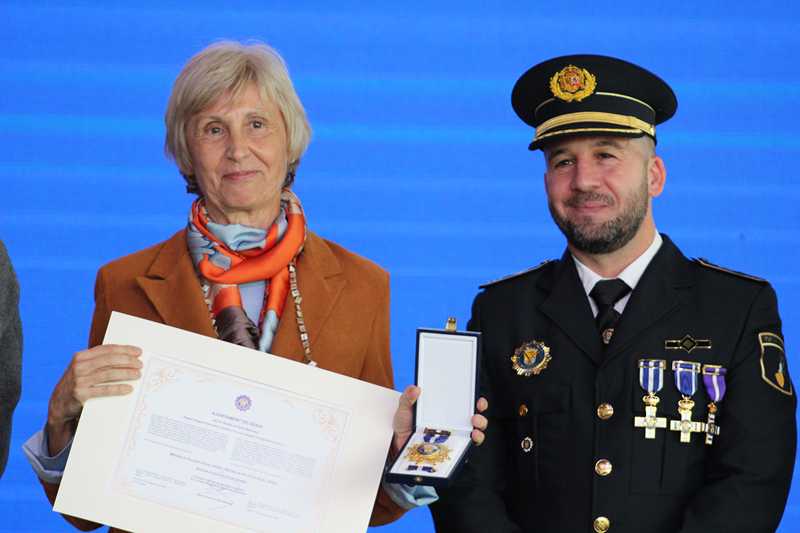 
La Policía Local de Dénia entrega su más alta distinción a Matria Associació de Dones por ...