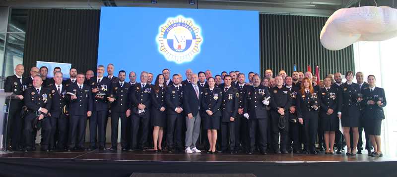 
La Policía Local de Dénia entrega su más alta distinción a Matria Associació de Dones por ...