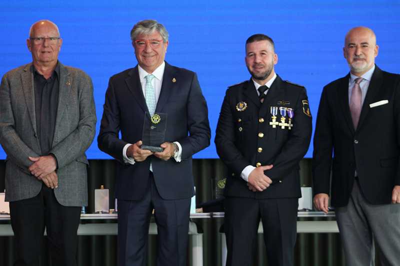 
La Policía Local de Dénia entrega su más alta distinción a Matria Associació de Dones por ...