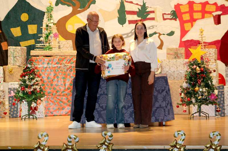 Alexandra Bukharkova, alumna del Llebeig, primer premio del concurso de tarjetas de Navidad
