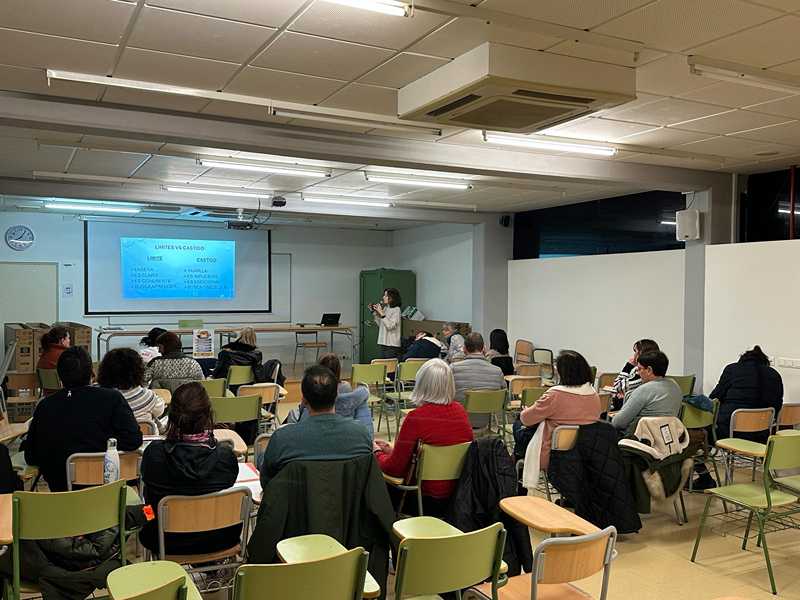 Foto La XXVI Escola de Famílies de la UPCCA Dénia consolida el seu paper com a espai clau de prev...