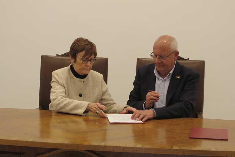  Firma del convenio marco entre el Ajuntament de Dénia y la Universitat de València para la ...