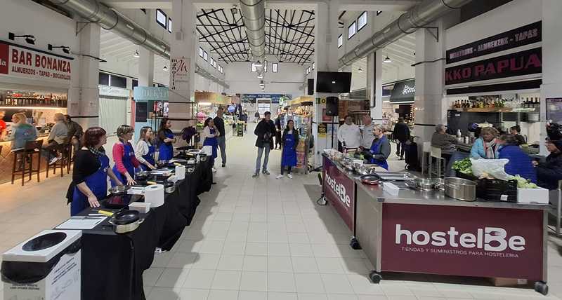  Mujeres periodistas y amas de casa, participantes de excepción en los talleres de cocina organizados en el Mercado municipal con motivo del 8M 