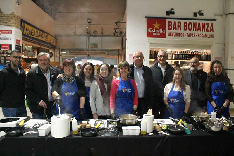  Mujeres periodistas y amas de casa, participantes de excepción en los talleres de cocina organizados en el Mercado municipal con motivo del 8M 
