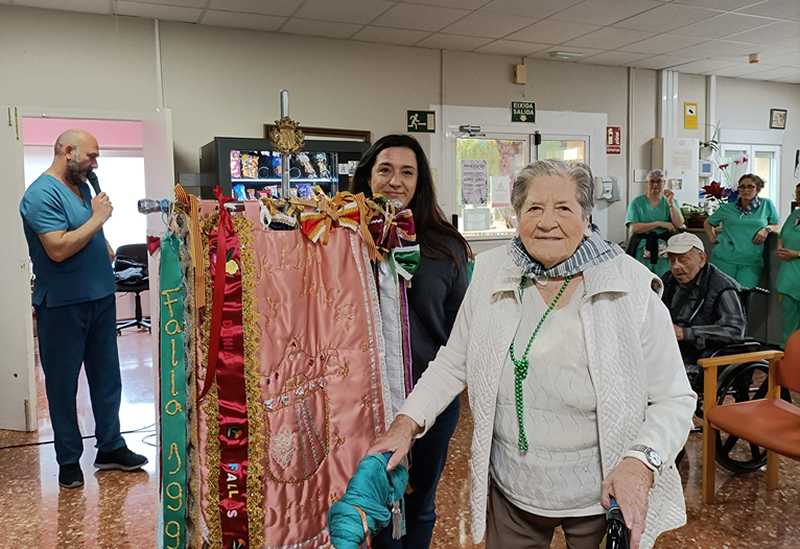  Asunción impuso el corbatín al estandarte de la falla 